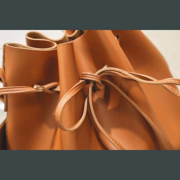 🎉HP🎉 🔄🆕 SAO PAULO Drawstring Bucket Bag - Picture 6 of 8